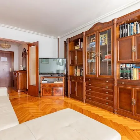 Amplio Y Acogedor Piso En Pleno Barrio De Gros, En Donostia -